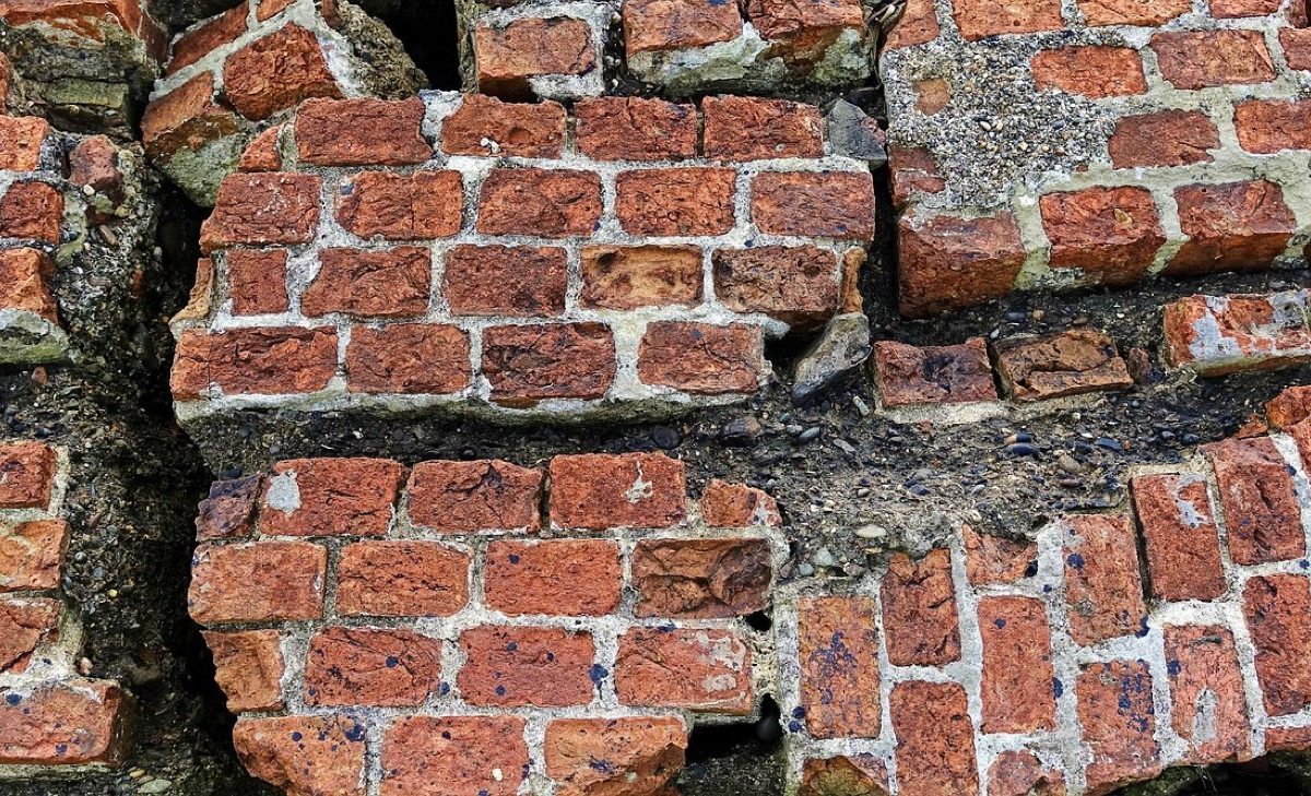Reboucher une fissure mineure sur un conduit maçonné