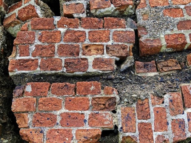 Reboucher une fissure mineure sur un conduit maçonné